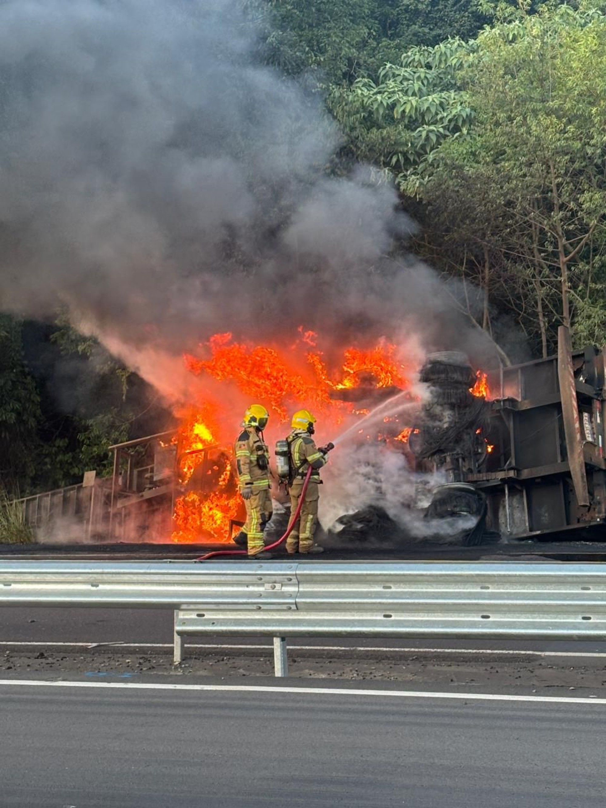 Veículo de carga incendeia na BR-386, em Marques de Souza