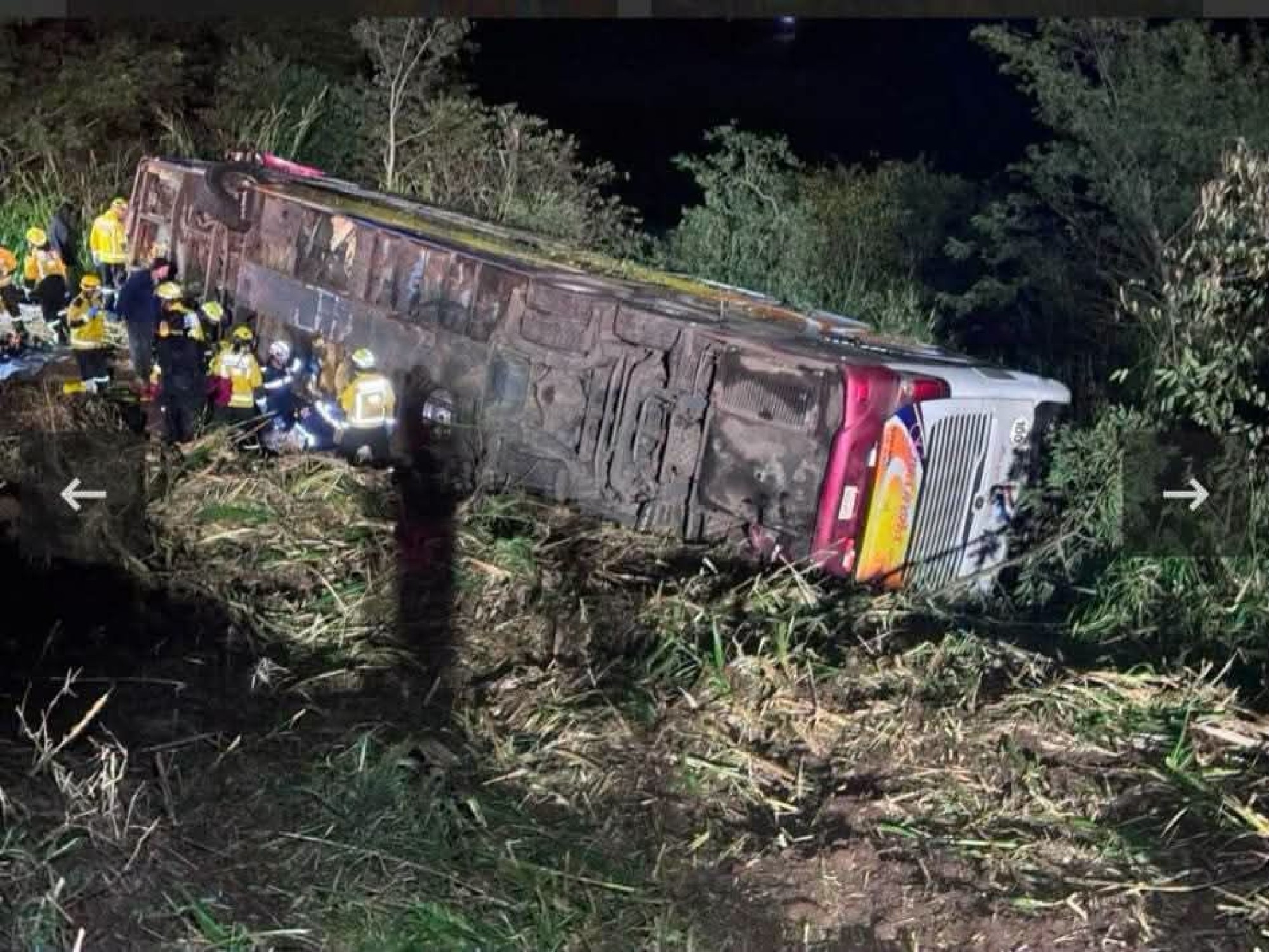 Ônibus que saiu de Gramado cai em ribanceira em Santa Catarina e deixa três mortos