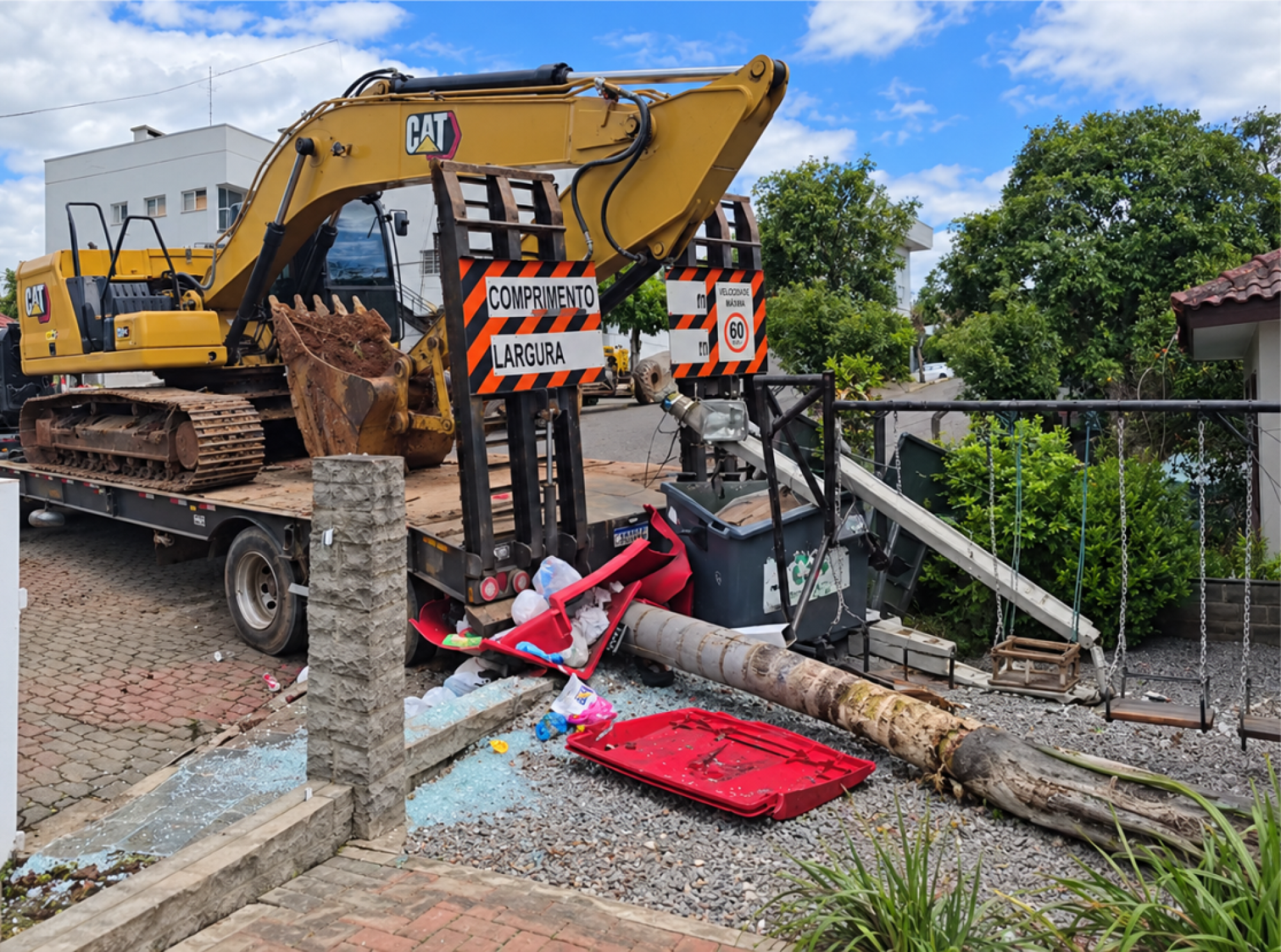 Carreta invade pátio de residência e provoca danos materiais no centro de Anta Gorda