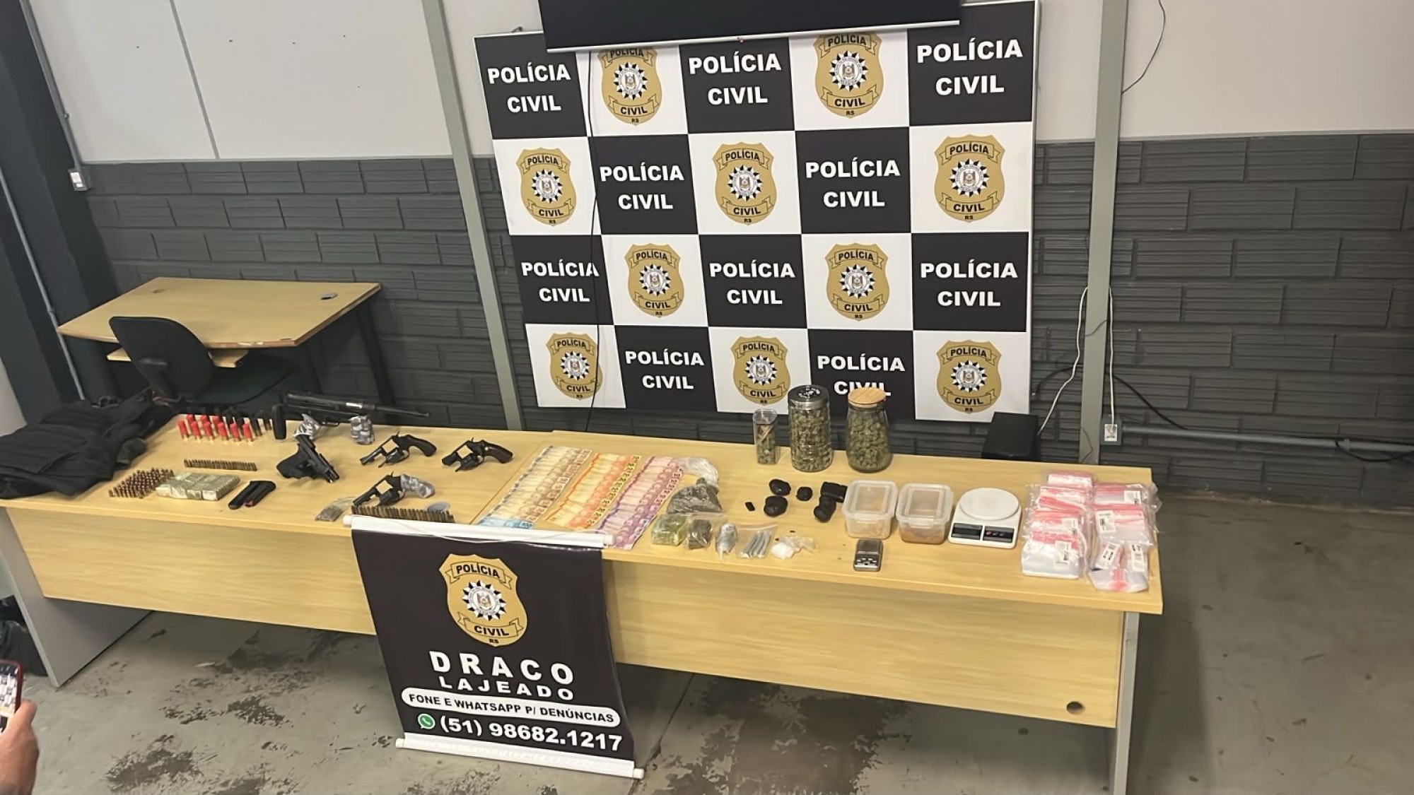 Preso em flagrante no centro de Lajeado guardava armas e munição para facção na casa da genitora.