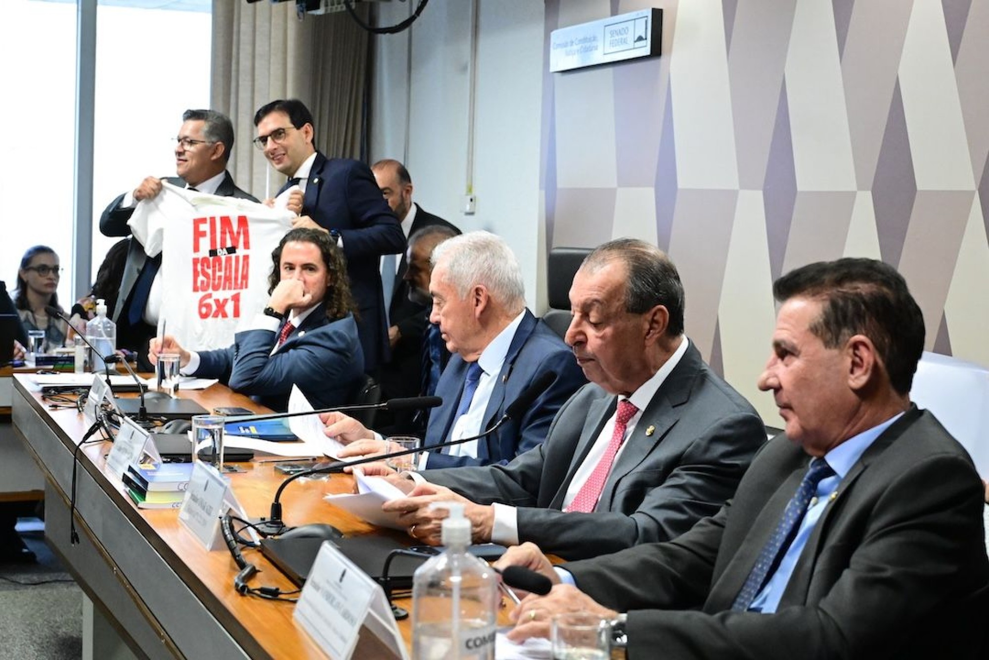 CCJ do Senado aprova PEC que prevê fim da escala 6x1 e redução da jornada de trabalho