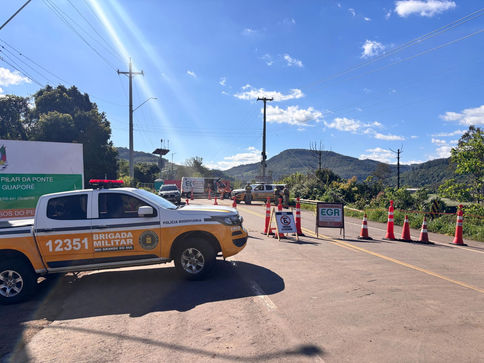 Policiamento rodoviário é acionado para fiscalizar interdição da ponte entre Encantado e Muçum.
