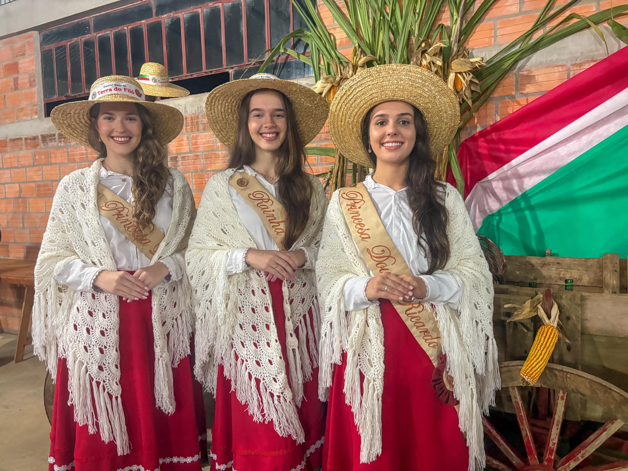 Soberanas de Doutor Ricardo apresentam trajes oficiais durante o Sarau Cultural