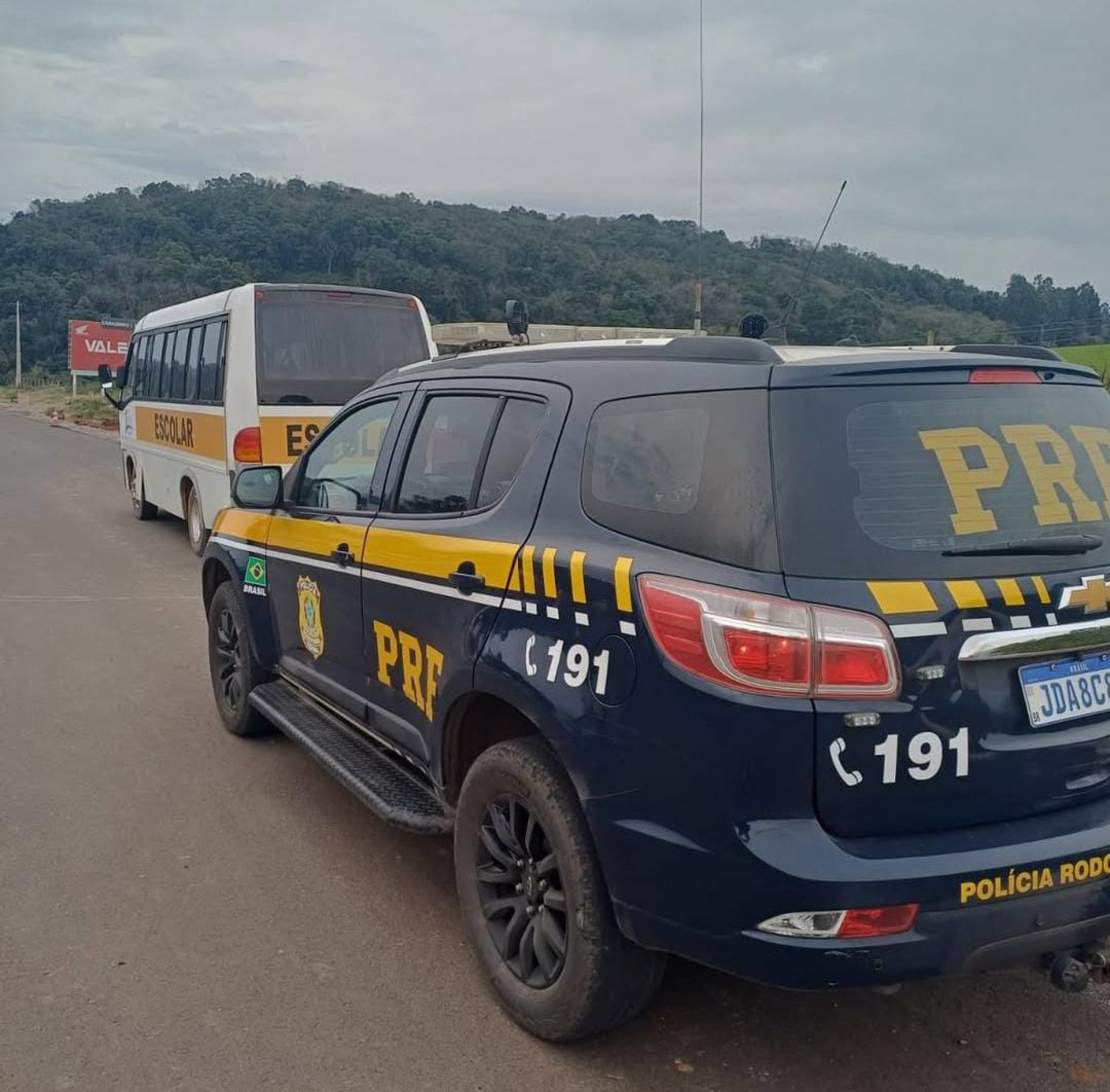  PRF flagra condutor inabilitado transportando 16 crianças em veículo escolar .